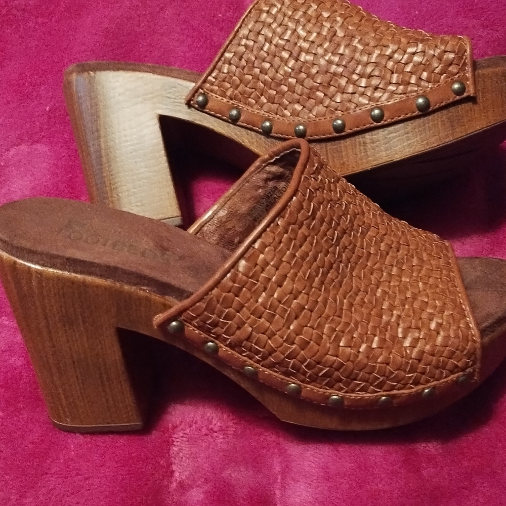 Open toe,chunky, leather clogs